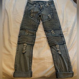 Skinny men’s distressed blue jeans. Size (28)